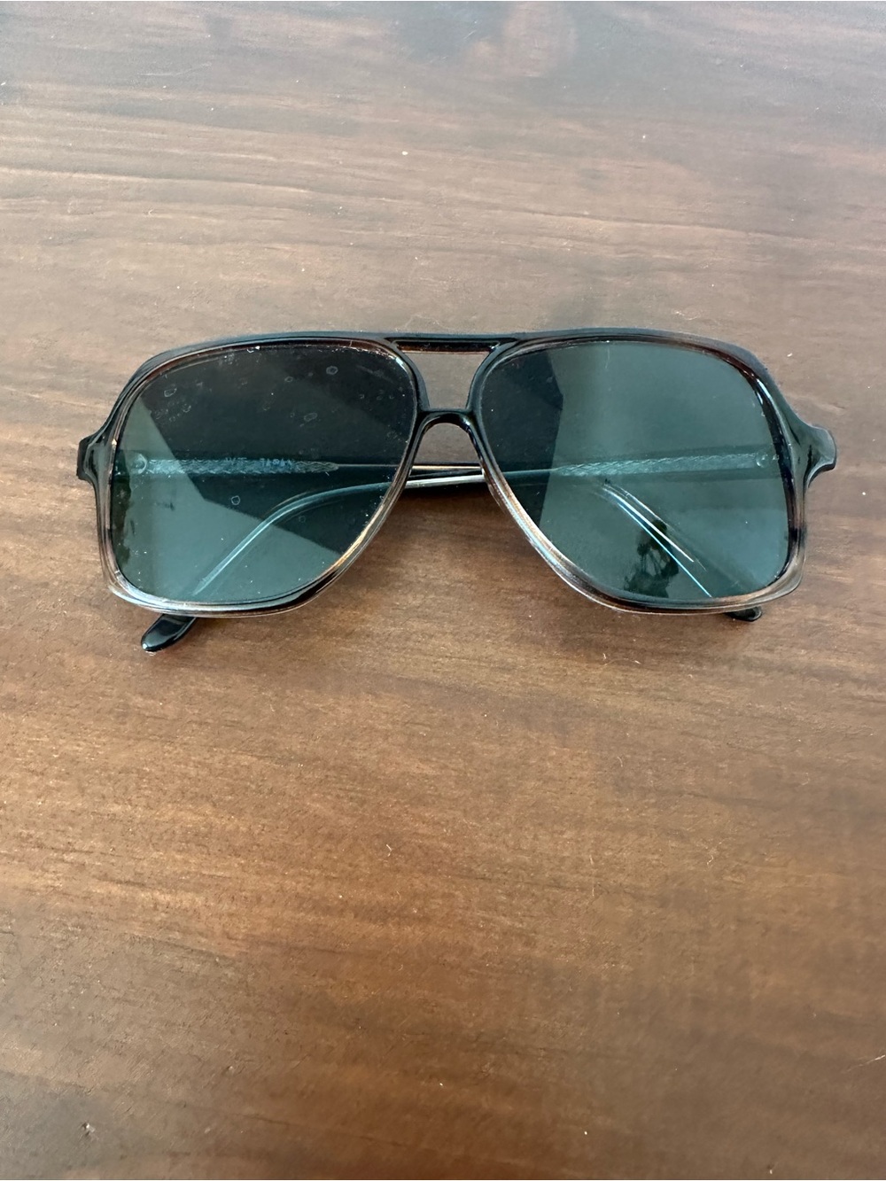 Vintage-Style Brown Tortoiseshell Sunglasses with Dark Lenses - Picture 3 of 4